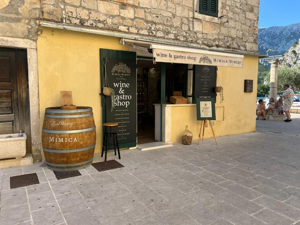 Mimica Wine & Gastro Shop na Poljičkom trgu u Omišu